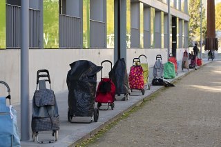 Le revenu des ménages a été fortement affecté par la pandémie. 11,3% de la population ont déclaré être confrontés à une baisse de revenu à cause de celle-ci. Ici, caddies positionnés devant un centre de distribution de nourriture à Genève en novem...